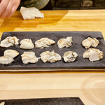 鮨 心白 - 今度は目の前に生牡蠣が並べられました