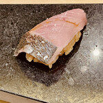 鮨 心白 - 本日最高の握り　メジマグロです　皮付きのマグロの握りは初めてです