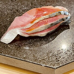 鮨 心白 - 2kg弱のデカい鯖を寝かせて握ります　美味くないわけがないよね