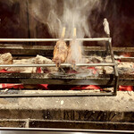 とり茶太郎 - いつものように焼き台前を確保　熱くて楽しいカウンター席です