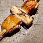 とり茶太郎 - 比内地鶏のモモねぎま　ネギがモモ肉の脂を吸って異常に旨い