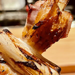 とり茶太郎 - 火入れが強いので葱はハサミでパチパチします