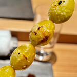 とり茶太郎 - 薄皮は焼き上げてからアッツアツを手で剥きます