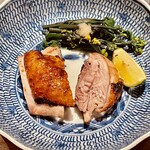 とり茶太郎 - 一黒軍鶏のモモ焼き　つけ添えは紅菜苔の煮浸しです