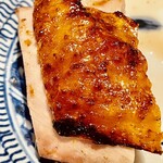 とり茶太郎 - 平飼い6ヶ月の雌をじっくり焼き上げてあります　焼鳥とは違った旨さがありますね