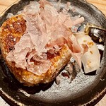 とり茶太郎 - 締めに焼きおにぎりをいただきました　鰹節がさらに旨さを引き立ててくれます