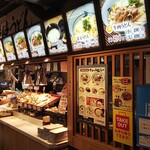 Sanuki Udon Meriken Y - 讃岐うどんめりけんやは、うどんの種類を決めて、好きな天婦羅を取って、無料の揚げ玉と青葱を入れたら会計をして、好きな場所で食べます。食べた後の下げ膳も、セルフです。勿論、水も薬味も・・