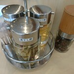 鶏白湯そば 燠 - 卓上の調味料
