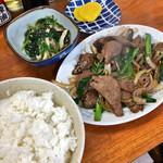岩はし - レバニラ定食 735円
