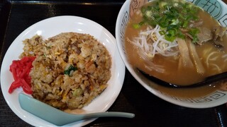 Tokushima Ramen Hiroya - 徳島ラーメン中と、ミニ焼きめしのセット\950