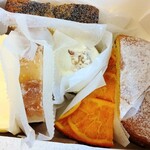 サンデーベイクショップ - 箱詰めされたケーキ