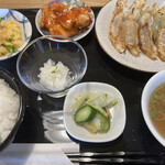ギョウザバル 八まん亭 - 料理写真:ヤンニョムチキン餃子定食