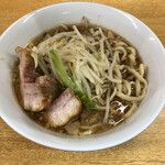 ラーメン二郎 - ラーメン 780円　麺半分 ヤサイ少な目にんにく