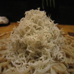 ぬる燗佐藤 - しらすを好きなだけ盛ってもらえる。
      