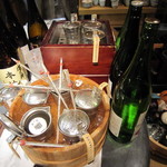 40度の温度にこだわった「ぬる燗」を主体に、
          
          冷やから燗までお好みの飲み方で楽しめます。
          
          
          