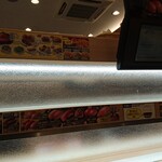 はま寿司 - テーブル席から見るベルトコンベア