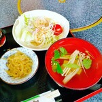 あしながおじさん焼肉亭 - 色んな副菜が嬉しい