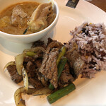 サイアムヘリテイジ東京 - 牛肉炒め、グリーンカレー