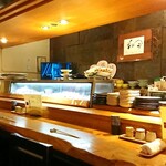 焼鳥 おさむ - たちかわり訪れる御客様。先客様が退店されれば直ぐさま次の御客様の準備に入り炭の調整をする。午前様ともなれば御仕事上がりのアフター客を川口氏ひとりでもてなす。