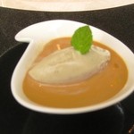 ラ ヴォワール - クレームドキャラメル、バナナのアイスクリーム添え　（ピンボケ御容赦）