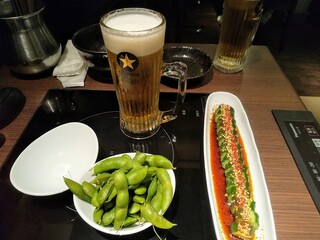 もつ鍋田しゅう - 最初に注文したビールとカリカリきゅうり