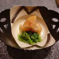 すし昇 - 煮帆立、菜の花：低温でレアな仕上がり