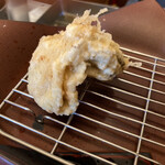 天寿ゞ - 牡蠣とな。そして大きい。秋田県産とのこと。天ぷらで正解かも。食べ応えもあり、牡蠣のジューシーさもあり。衣がカリッとしていて、塩でうまし。