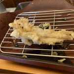 天寿ゞ - ふっくら大振りな白魚を数匹束ねた天ぷら。もちもち感が際立つ中の、白魚のほんのりな苦甘さが楽しい。