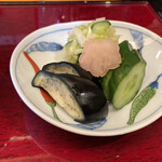 天寿ゞ - どれも美味しいナイスご飯のお供。奥にあるキャベツときゅうりの漬物が、ふわっと生姜が香って、これ家で作りたい。