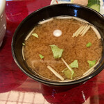 天寿ゞ - 具は豆腐、なめこ、三つ葉でした。温かく胃が落ち着きます。