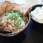 白鷹チャーシュ麺 880円+大盛り無料+ご飯 200円