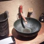 和牛懐石 但馬屋 梅田 - トイレ水栓は、こう見えて自動だったりします