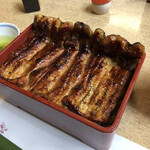 駿河屋 - お重に収まり切れない鰻が1.5匹。