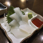 信長 - 厚みのあるイカ刺しですが、甘味とトロミの食感が良い