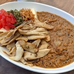 低糖質スパイスカフェ ヨンイチカレー by糖質制限研究所 - 【2021/3】豆腐キーマカレー+きのこ盛り