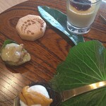 Guri Shinu - フォアグラプリン、
      フォアグラテリーヌ、
      新玉葱のエスプーマ雲丹、
      愛知鴨のコンフィ　芽キャベツ　グリュイエールチーズ