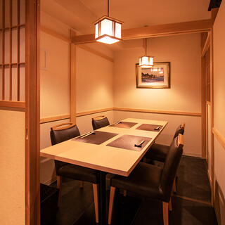 Our refreshing private rooms, where you can feel the changing seasons, are perfect for meetings and entertainment.