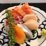 喜寿司 - カジキとサヨリをお願いし、他にお任せで三点ほど盛り付けていただきました