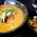 白虎飯店 - 担々麺と半チャーシュー丼