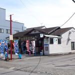 Sumiyoshi - 店舗外観。土曜13時、3組ほどの待ち客がおり、15分ほど待って入店