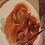 オステリア　アリエッタ - ９月　前菜　「生ハムに地物三カ所の黒無花果添え」