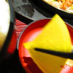 Tori yo saka nayo - 期間限定ランチ・大盛牛焼肉定食　８７９円（税込）の漬け物のアップ【２０２１年２月】
