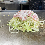 Okonomiyaki Yurichan - たっぷりもやしに多めの繋ぎの生地
