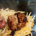 釜谷製麺 - ハンバーグの断面