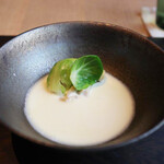 zaribingupabiriombaiaman - 蛤と芽キャベツ　新玉ねぎのスープ