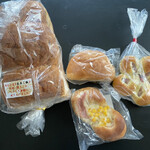 Okueigenji keiryuunosato - 左から、食パン(600円くらいやったかな)、クリームパン100円、ハムマヨ130円、桜あんぱん250円^ ^
                        夕方、半額でした！