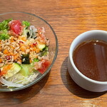 Hambagu suteki guriruoomiya - サラダとスープ
