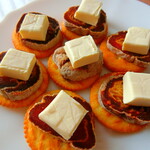 柿寿賀 総本店 - チーズとクラッカーを買ってきた