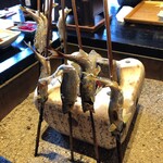 鮎の庄 - 炭火で食べる直前まで熱々です
