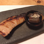 酒肴 新屋敷 - ブリの照焼きとこんにゃくの煮付
      脂がのってます